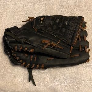 GUC - Adult Mizuno Glove